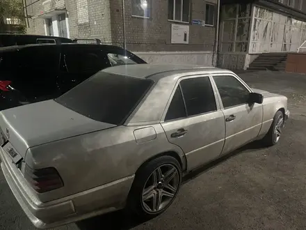 Mercedes-Benz E 220 1993 года за 1 350 000 тг. в Петропавловск – фото 2