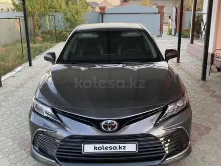 Toyota Camry 2021 года за 15 000 000 тг. в Атырау – фото 2