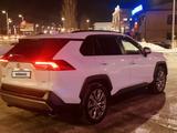 Toyota RAV4 2022 годаүшін17 500 000 тг. в Актобе – фото 3