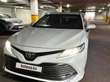 Toyota Camry 2018 года за 17 500 000 тг. в Астана – фото 2