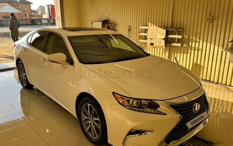 Lexus ES 300h 2016 годаfor11 900 000 тг. в Атырау