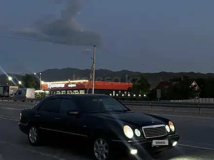 Mercedes-Benz E 320 1998 года за 3 500 000 тг. в Алматы