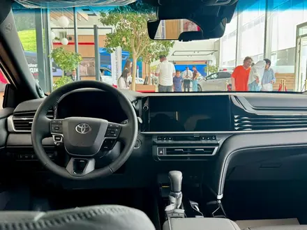 Toyota Camry Luxe eCVT 2026 года за 26 190 000 тг. в Астана – фото 7