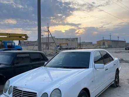 Mercedes-Benz E 320 1998 года за 4 000 000 тг. в Актау – фото 2