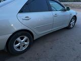 Toyota Camry 2003 года за 4 500 000 тг. в Актобе – фото 4