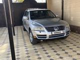 Volkswagen Touareg 2005 года за 4 500 000 тг. в Астана – фото 2