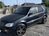 Mercedes-Benz ML 320 2002 года за 3 000 000 тг. в Шымкент – фото 2