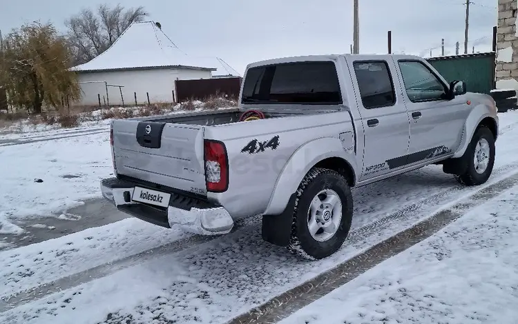 Nissan NP300 2011 года за 5 300 000 тг. в Атырау