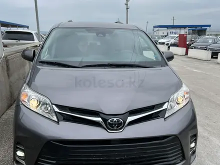 Toyota Sienna 2018 года за 14 300 000 тг. в Алматы