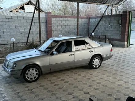 Mercedes-Benz E 220 1994 года за 3 300 000 тг. в Шымкент – фото 3