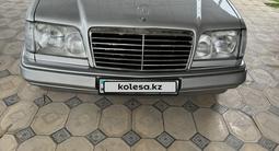 Mercedes-Benz E 220 1994 года за 3 300 000 тг. в Шымкент – фото 2