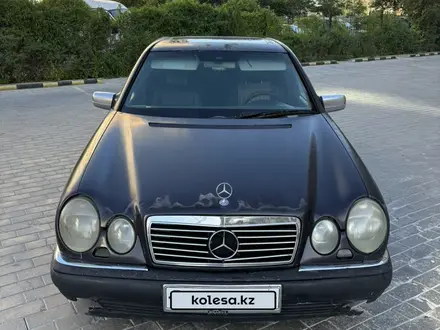 Mercedes-Benz E 230 1996 года за 2 080 000 тг. в Актау – фото 2