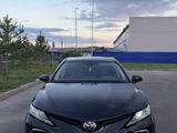 Toyota Camry 2021 года за 14 900 000 тг. в Усть-Каменогорск – фото 2