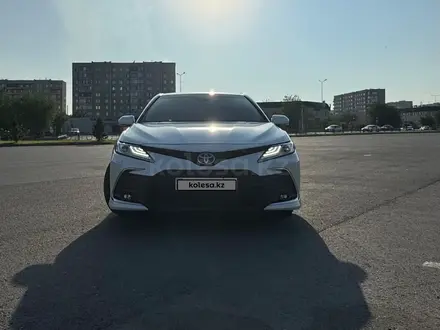 Toyota Camry 2021 года за 14 500 000 тг. в Семей – фото 2