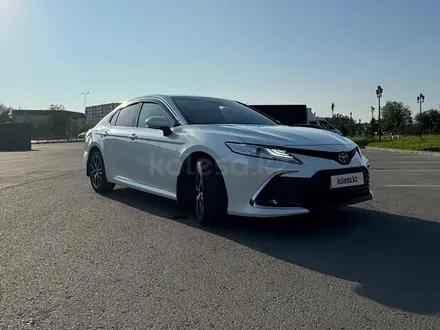 Toyota Camry 2021 года за 14 500 000 тг. в Семей – фото 3