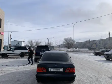 Mercedes-Benz E 230 1995 года за 2 300 000 тг. в Жезказган – фото 3