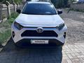 Toyota RAV4 2021 года за 14 500 000 тг. в Актобе