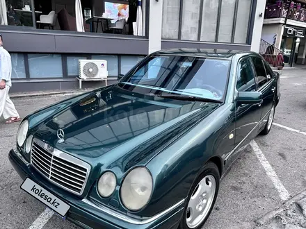 Mercedes-Benz E 230 1997 года за 2 500 000 тг. в Алматы
