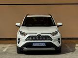 Toyota RAV4 2021 года за 14 700 000 тг. в Атырау – фото 2