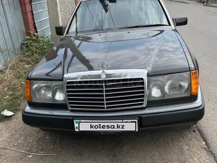 Mercedes-Benz E 220 1993 года за 2 700 000 тг. в Алматы