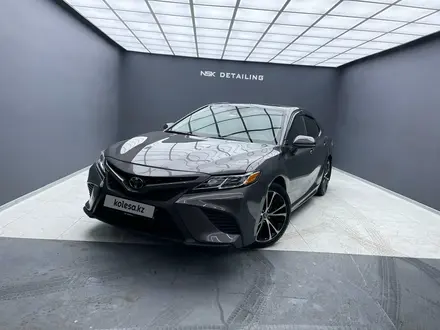 Toyota Camry 2020 года за 13 500 000 тг. в Алматы