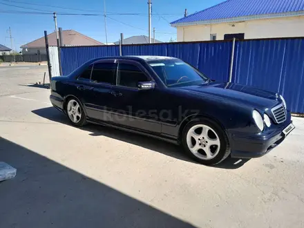 Mercedes-Benz E 240 1998 года за 1 800 000 тг. в Атырау