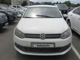 Volkswagen Polo 2013 года за 1 610 380 тг. в Алматы – фото 2