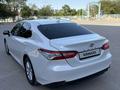 Toyota Camry 2018 года за 12 200 000 тг. в Жанаозен – фото 3