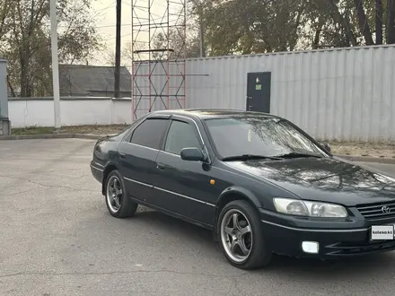 Toyota Camry 1999 года за 3 400 000 тг. в Алматы – фото 2