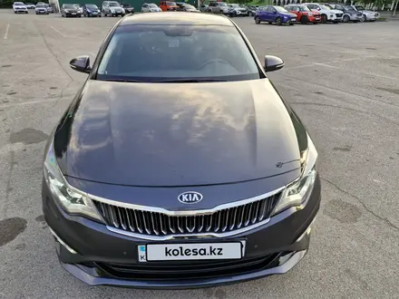 Kia K5 2018 года за 9 850 000 тг. в Алматы – фото 14