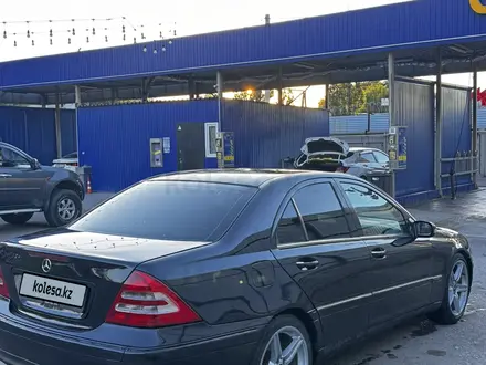 Mercedes-Benz C 200 2001 года за 2 400 000 тг. в Алматы – фото 2