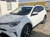 Toyota RAV4 2018 года за 13 300 000 тг. в Жанаозен – фото 2