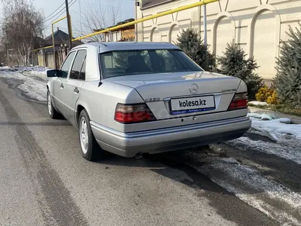 Mercedes-Benz E 200 1994 года за 2 800 000 тг. в Алматы – фото 5