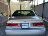 Toyota Camry 2000 года за 3 100 000 тг. в Байсерке – фото 2