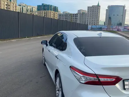 Toyota Camry 2018 года за 12 200 000 тг. в Астана – фото 3