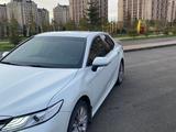 Toyota Camry 2018 года за 12 200 000 тг. в Астана – фото 2