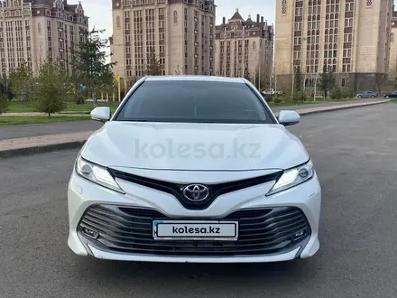 Toyota Camry 2018 года за 12 200 000 тг. в Астана