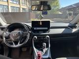 Toyota RAV4 2023 года за 17 300 000 тг. в Уральск – фото 5