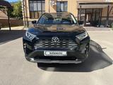 Toyota RAV4 2023 года за 17 300 000 тг. в Уральск