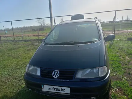 Volkswagen Sharan 1998 годаүшін2 300 000 тг. в Уральск