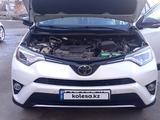 Toyota RAV4 2016 года за 10 500 000 тг. в Уральск – фото 2