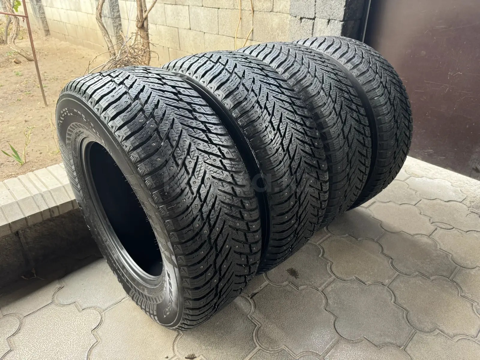 Комплект практически новых шипованных шин Nokian Hakkapeliitta 10 в ...