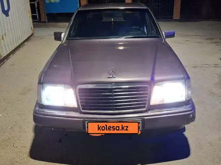 Mercedes-Benz E 220 1993 года за 1 200 000 тг. в Айтеке би – фото 4