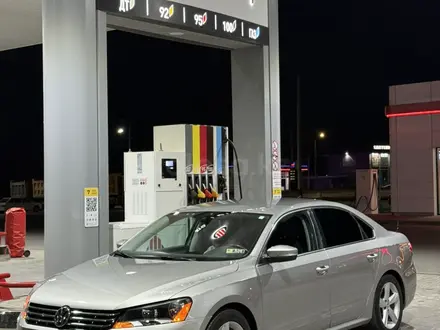 Volkswagen Passat 2013 года за 4 800 000 тг. в Атырау – фото 2