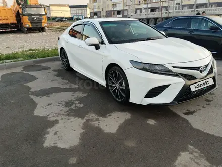 Toyota Camry 2018 года за 13 800 000 тг. в Семей – фото 3