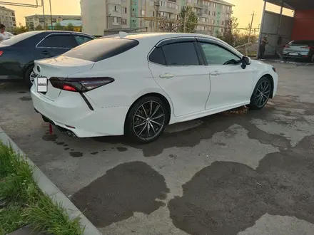 Toyota Camry 2018 года за 13 800 000 тг. в Семей – фото 5