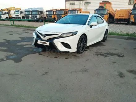 Toyota Camry 2018 года за 13 800 000 тг. в Семей – фото 6