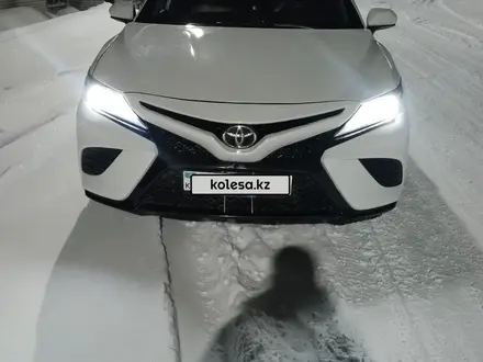 Toyota Camry 2018 года за 13 800 000 тг. в Семей – фото 9