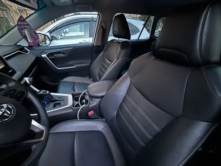 Toyota RAV4 2021 года за 15 500 000 тг. в Актобе – фото 11