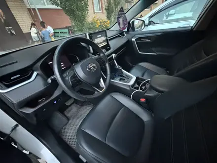 Toyota RAV4 2021 года за 15 500 000 тг. в Актобе – фото 12